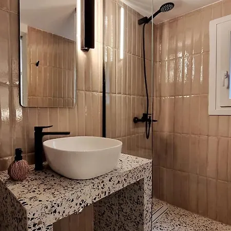 μπροστά στη πλατεία ναυαρίνου/τσιμισκη *