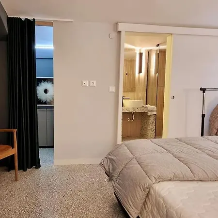 μπροστά στη πλατεία ναυαρίνου/τσιμισκη Thessaloniki