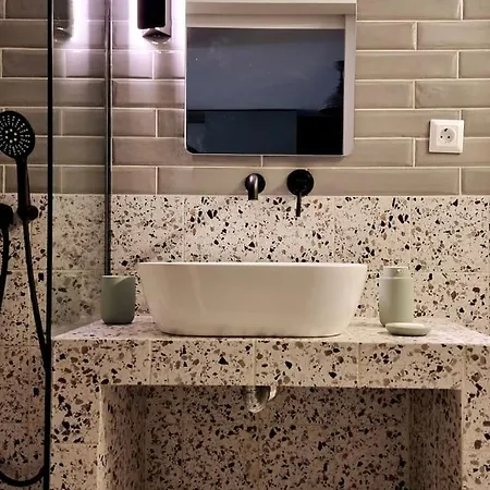 Appartement μπροστά στη πλατεία ναυαρίνου/τσιμισκη *