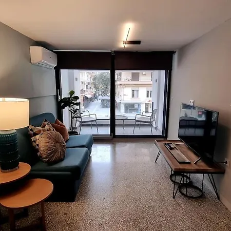 μπροστά στη πλατεία ναυαρίνου/τσιμισκη *