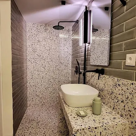 Apartment μπροστά στη πλατεία ναυαρίνου/τσιμισκη