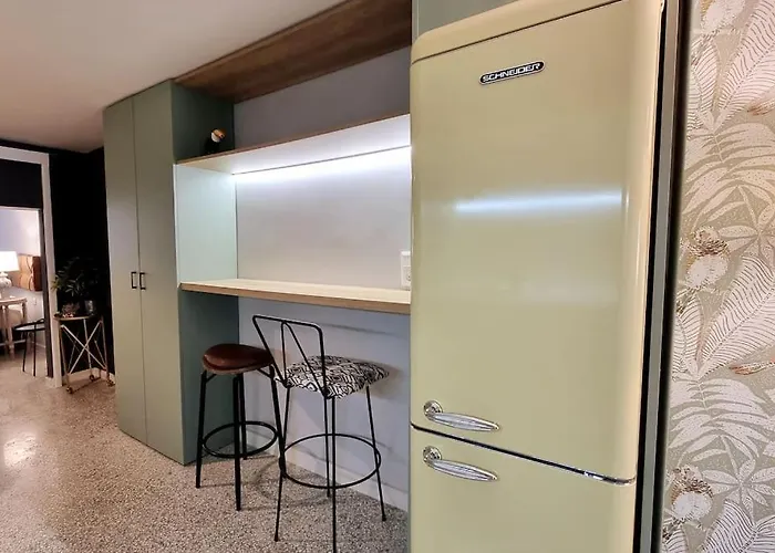 μπροστά στη πλατεία ναυαρίνου/τσιμισκη *