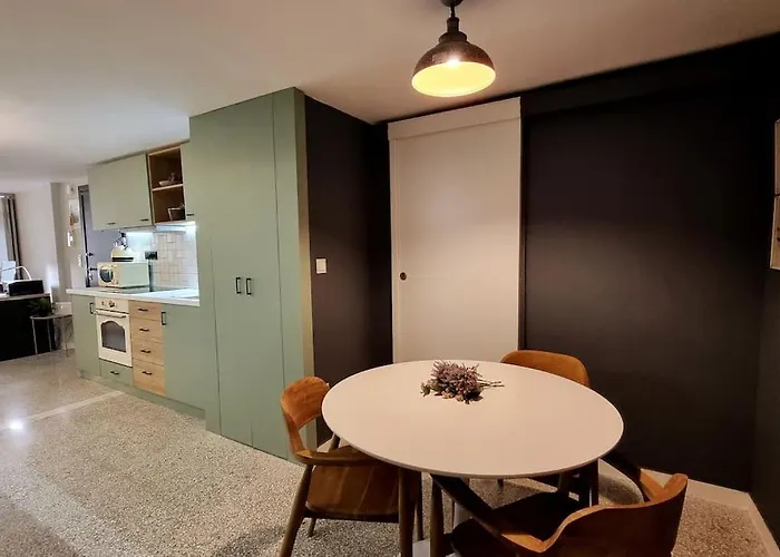 μπροστά στη πλατεία ναυαρίνου/τσιμισκη 公寓