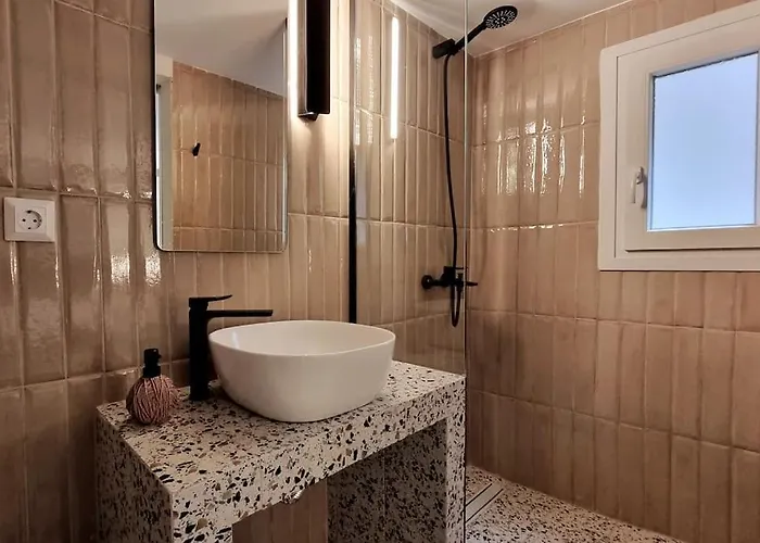 μπροστά στη πλατεία ναυαρίνου/τσιμισκη *