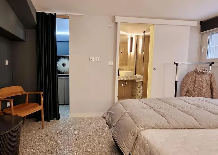 μπροστά στη πλατεία ναυαρίνου/τσιμισκη 塞萨洛尼基