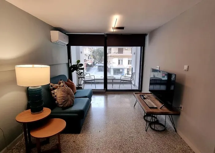 μπροστά στη πλατεία ναυαρίνου/τσιμισκη *