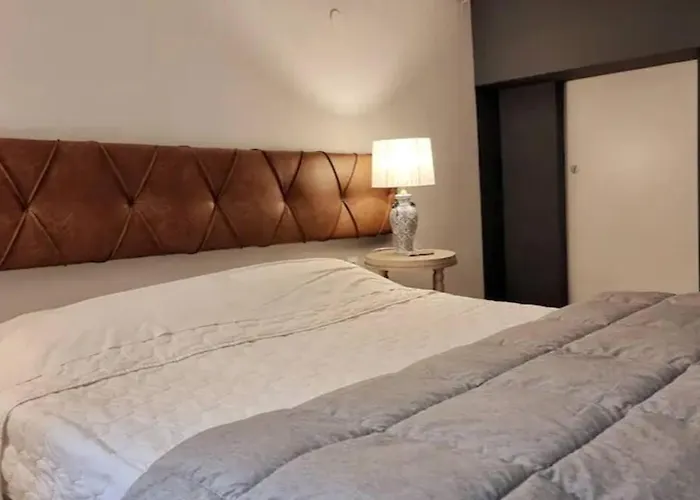 μπροστά στη πλατεία ναυαρίνου/τσιμισκη 公寓