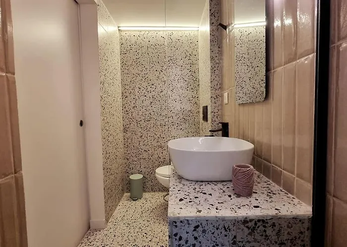 μπροστά στη πλατεία ναυαρίνου/τσιμισκη 公寓