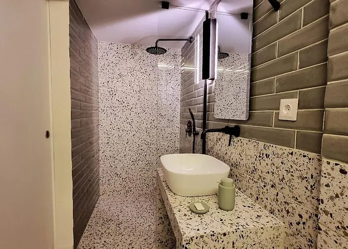 公寓 μπροστά στη πλατεία ναυαρίνου/τσιμισκη